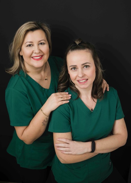 Agnieszka, specjalista podolog, i Iza, stylistka rzęs, brwi i paznokci